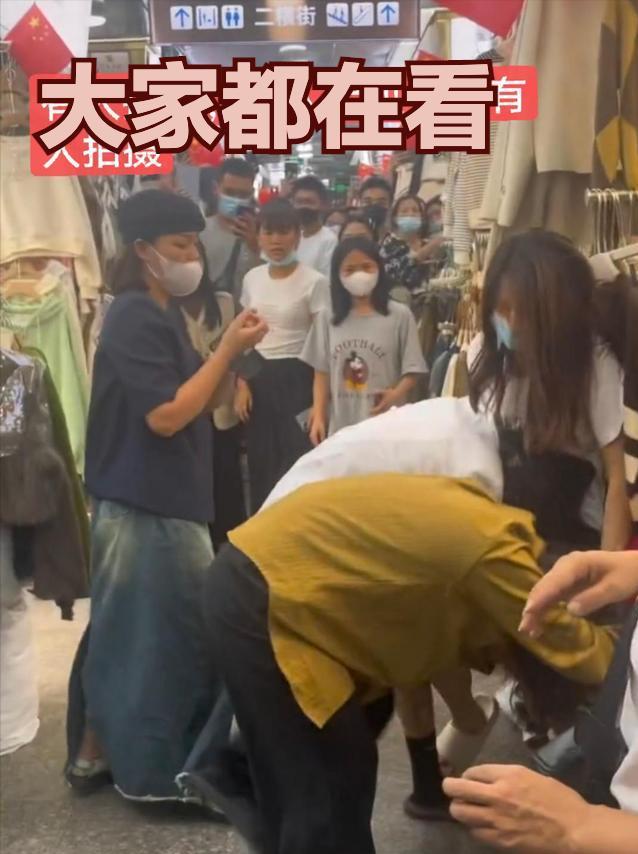 纪实:三名女子因为男人当街相互撕扯,旁观者:上衣都被扯烂了