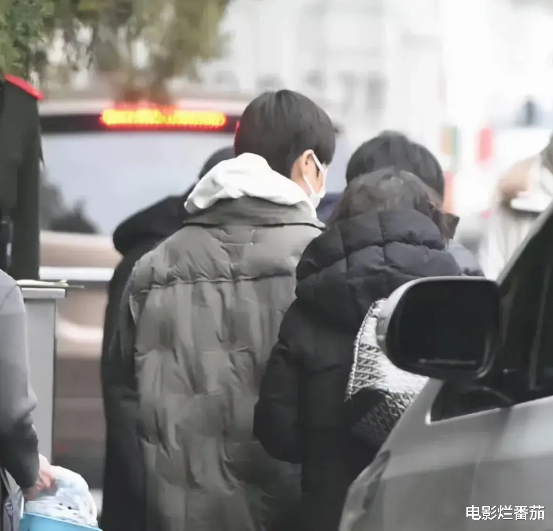 春晚|春晚二次联排：张小斐美目顾盼，邓超比心暖人，吉克隽逸红裙吸睛