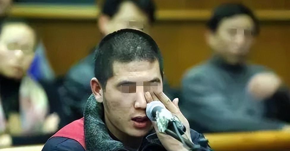 2006年,退伍军人摆摊车子被收,下跪苦求无果,一刀刺死城管队长