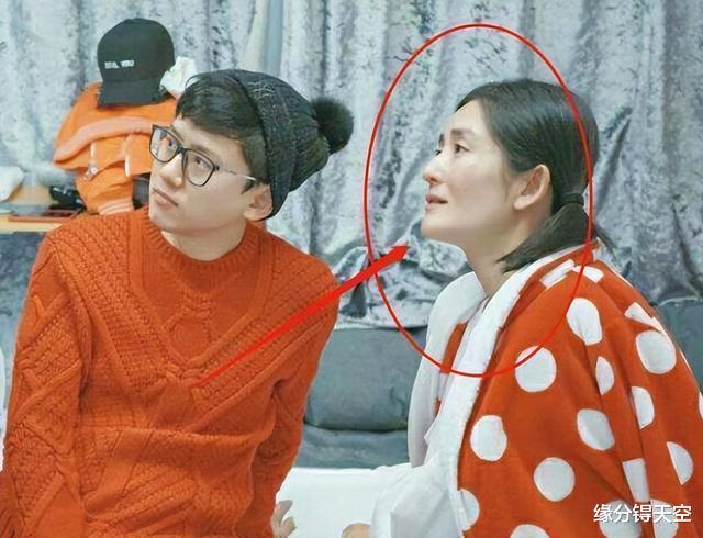 谢娜|谢娜晒双胞胎照片，穿搭不一引发热议，网友：这才是育儿的教科书