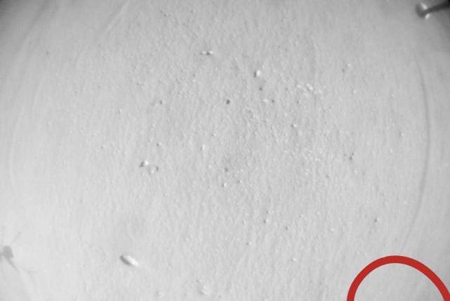 在火星飞行结束之后,创造号无人机脚底多了一块未知“外来碎片”
