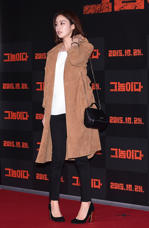 金泰熙拍新剧,丸子头配桔色大衣搭白毛衣优雅时尚很美丽,真年轻