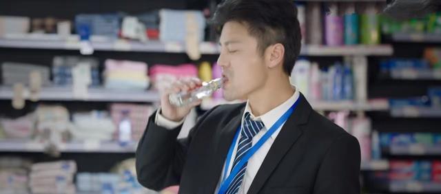 《底线》孟伟酒后坠楼,孟母拒要80万赔偿,用2块钱唤醒人性的善