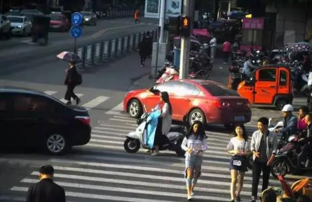 宿舍|27岁男子在家啃老9年不愿工作，亲妈报警：求你们把我儿子抓进监狱