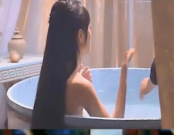 片场|明星的片场真实模样：鞠婧祎膝盖破皮坐轮椅，唐国强被爆料不记词