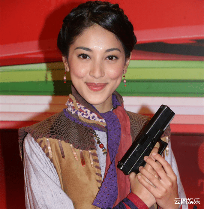 郑嘉颖|郑嘉颖妻子家产15亿仍勤俭持家！用残旧锅煮面，出门坐2元公交车