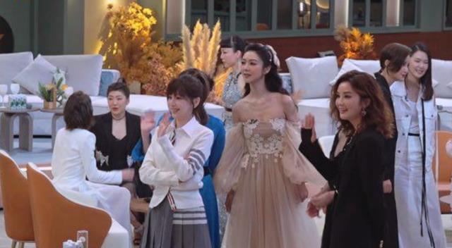 王心凌|王心凌火爆全网，个人初舞台断层式碾压，中年男粉太猛了！