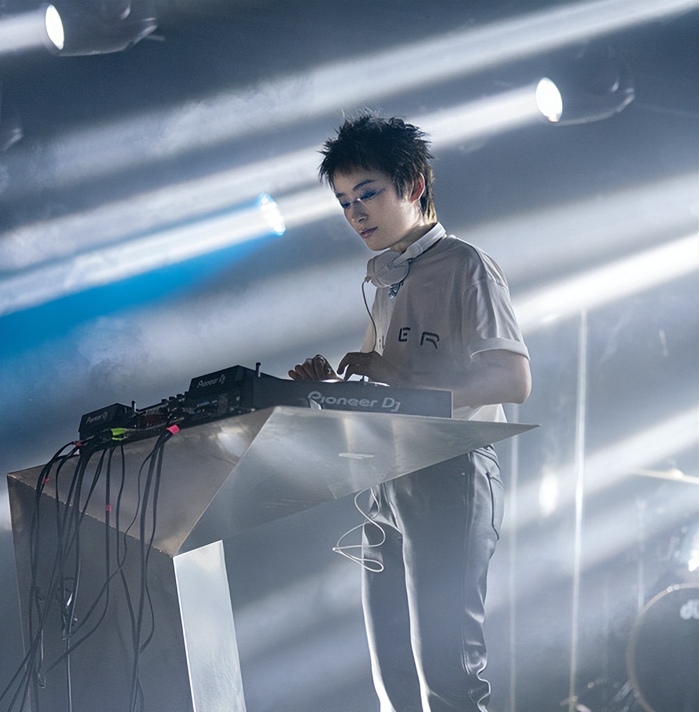 曾轶可|曾轶可被质疑割粉丝韭菜,演唱会差点被她玩成夜店KTV!