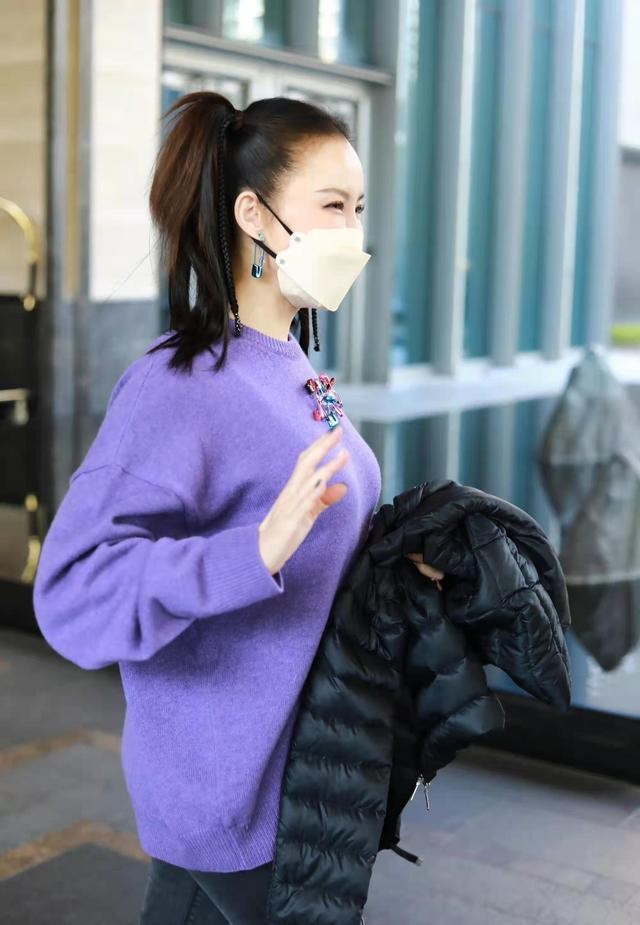 碳水化合物 李玟减龄有一套! 紫毛衣配双马尾甜美洋气，47岁老阿姨嫩成美少女