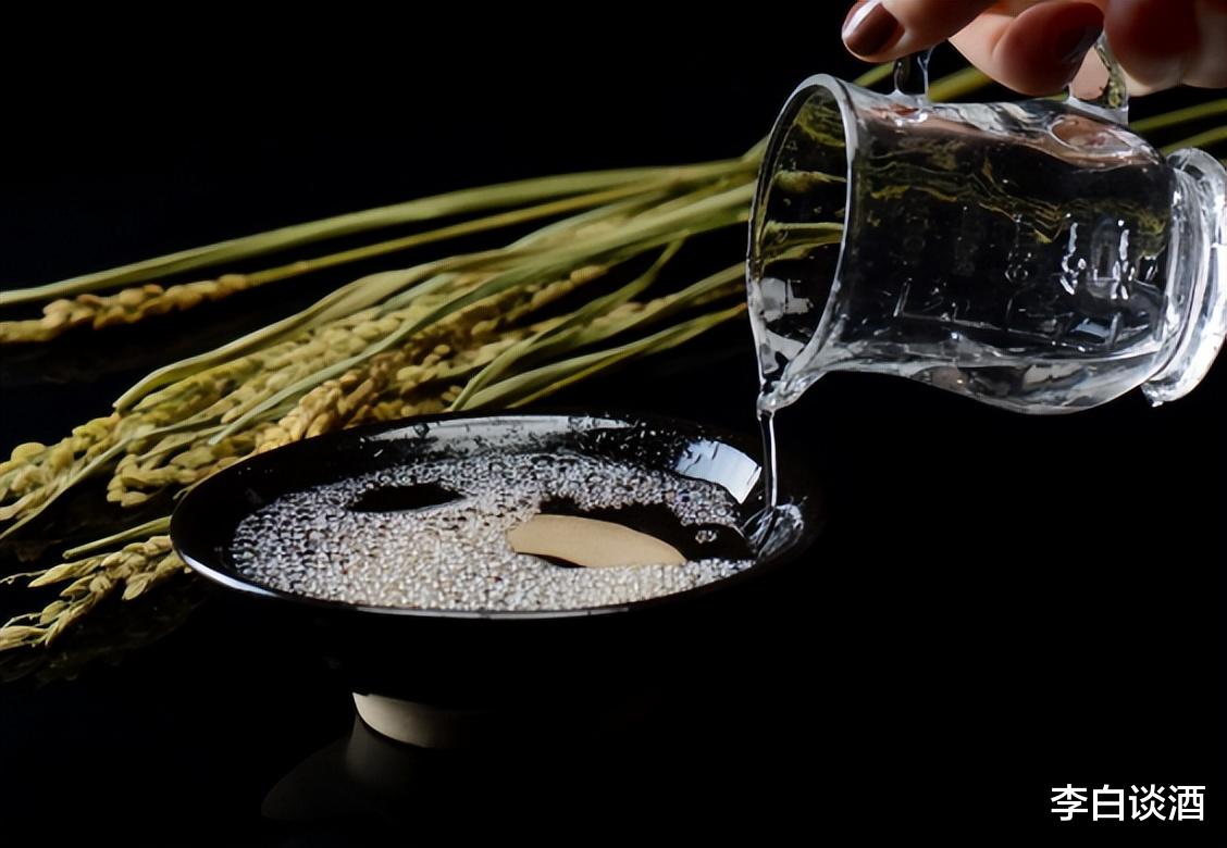 中年人晒“酒柜”，走红朋友圈，同龄人说心酸，行家却说识货