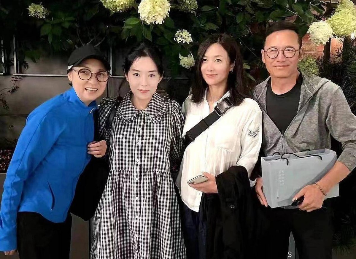 苗侨伟|64岁苗侨伟和秦沛吃饭,当众为秦沛端菜倒茶,帮粉丝合影毫无架子