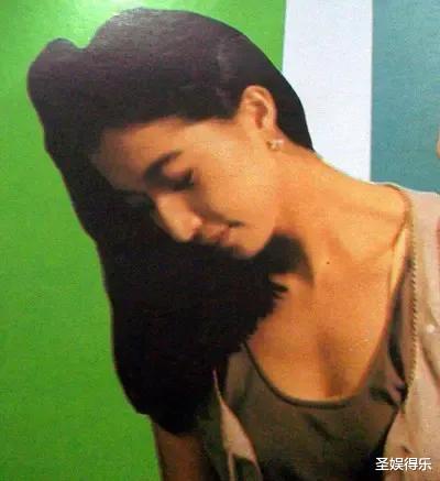 穿衣搭配 吴绮莉有多美?穿橘色一字肩配马尾,不仅年轻还很洋气