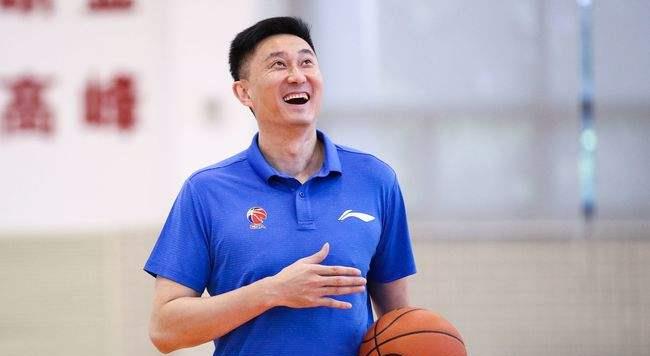 胡明轩|CBA胡明轩母亲发布照片 50岁如少女 丈夫相差15岁 与杜锋关系密切