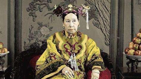 清代女子因难产昏厥,误认已死入棺下葬,200年后墓中景象凄惨