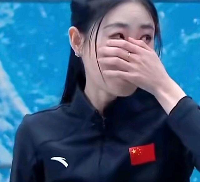 朱易|陈虹伊被主持人夸得害羞捂脸！这赞誉太高了，被朱易取代又能如何