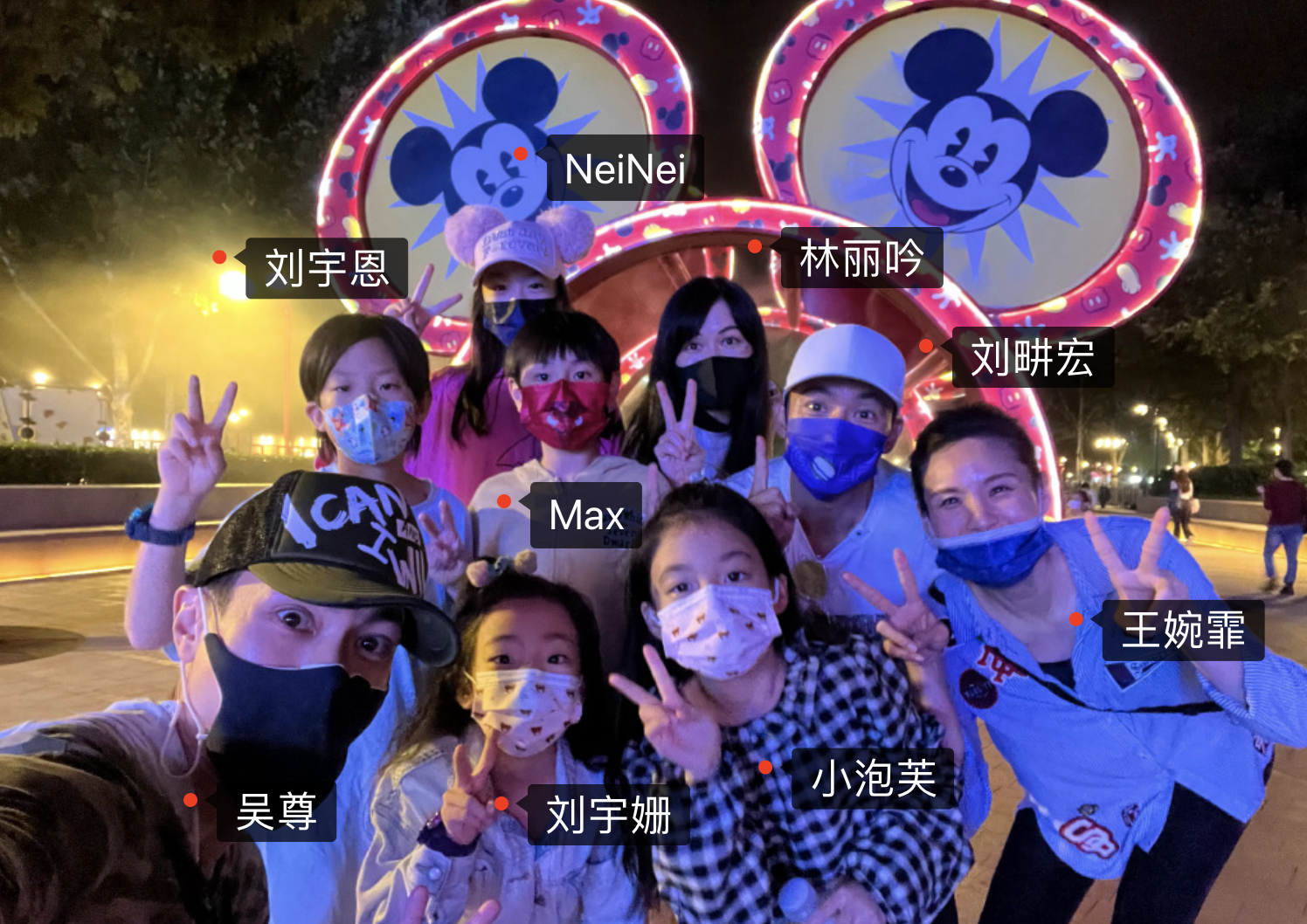 吴尊|吴尊晒与刘畊宏游迪士尼,9人同行阵仗大,小泡芙NeiNei长大不少