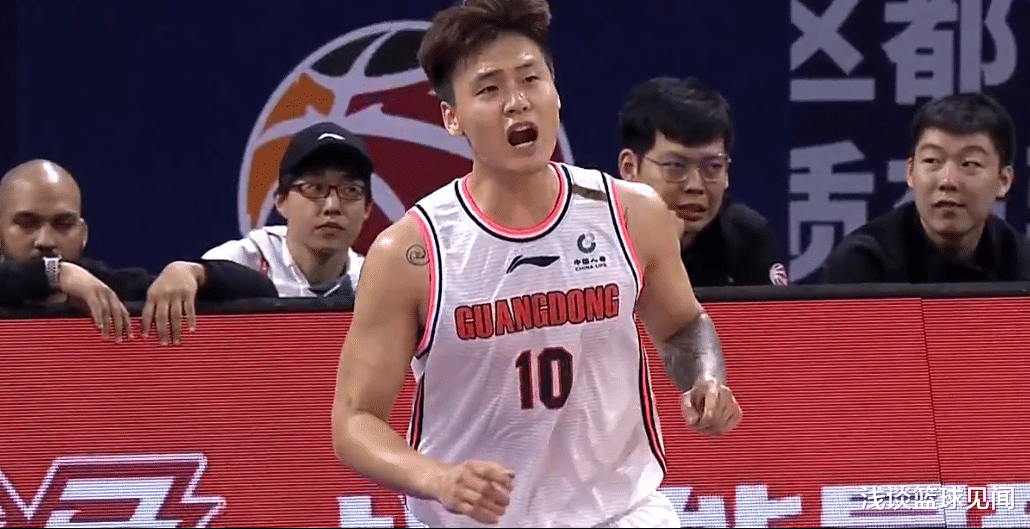 胡明轩|杜锋改换奇阵，胡明轩下起了3分雨，砸得杨鸣无奈逼停郭少遭怒斥