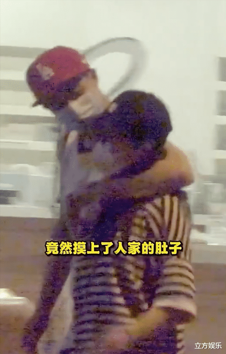 谷嘉诚|谷嘉诚又翻车？街头和女友勾肩搭背，摸头杀摸肚子很是亲昵！