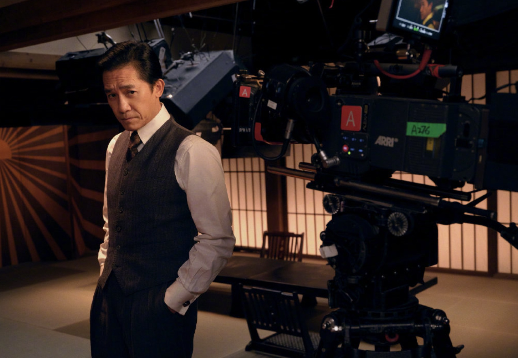 无名|《无名》曝最新剧照，梁朝伟王一博颇具神秘感，周迅穿旗袍优雅知性