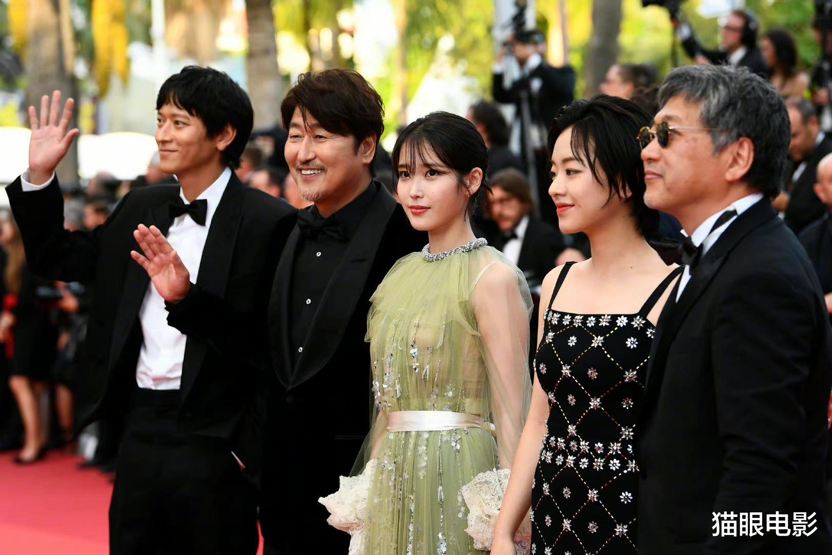 iu|29岁IU小表情太可人，初恋气质惊艳戛纳红毯，站在影帝旁边好娇小