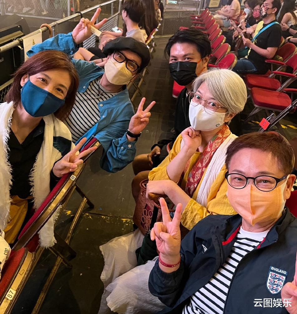 廖启智|廖启智遗作上映众星现身支持,61岁妻子罕露面,满头白发但精神好