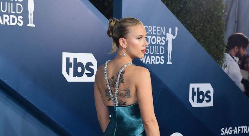 斯嘉丽|黑寡妇露胃装挑性感极限,女星肩带玩游戏,不戴珠宝首饰同样亮眼