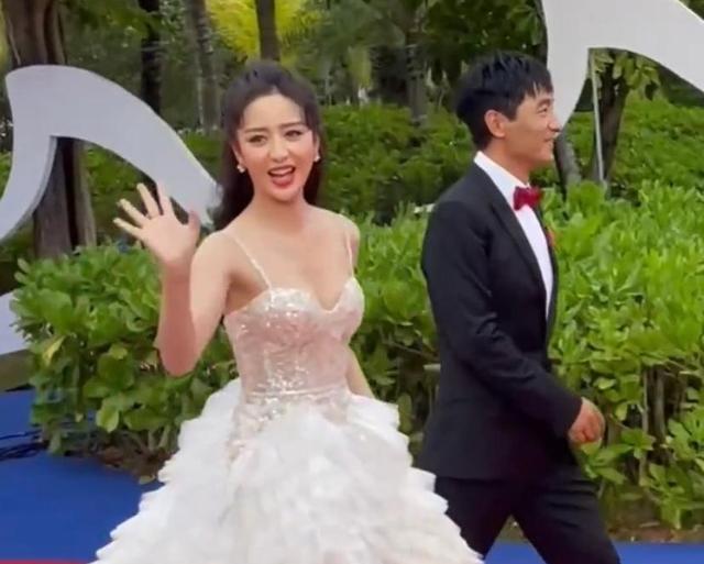 佟丽娅|佟丽娅吊带裙走红毯,郭晓东不忘多看两眼,“不像生过孩子”