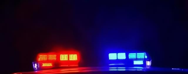 只闪着警灯,却没有鸣响警笛的警车,是否应当在路口对其让行呢?