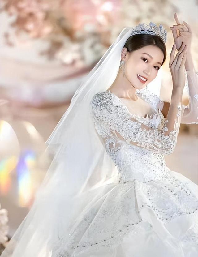 主持人|主持人彭莉婷举行婚礼，手戴金镯子，与老公甜蜜依偎