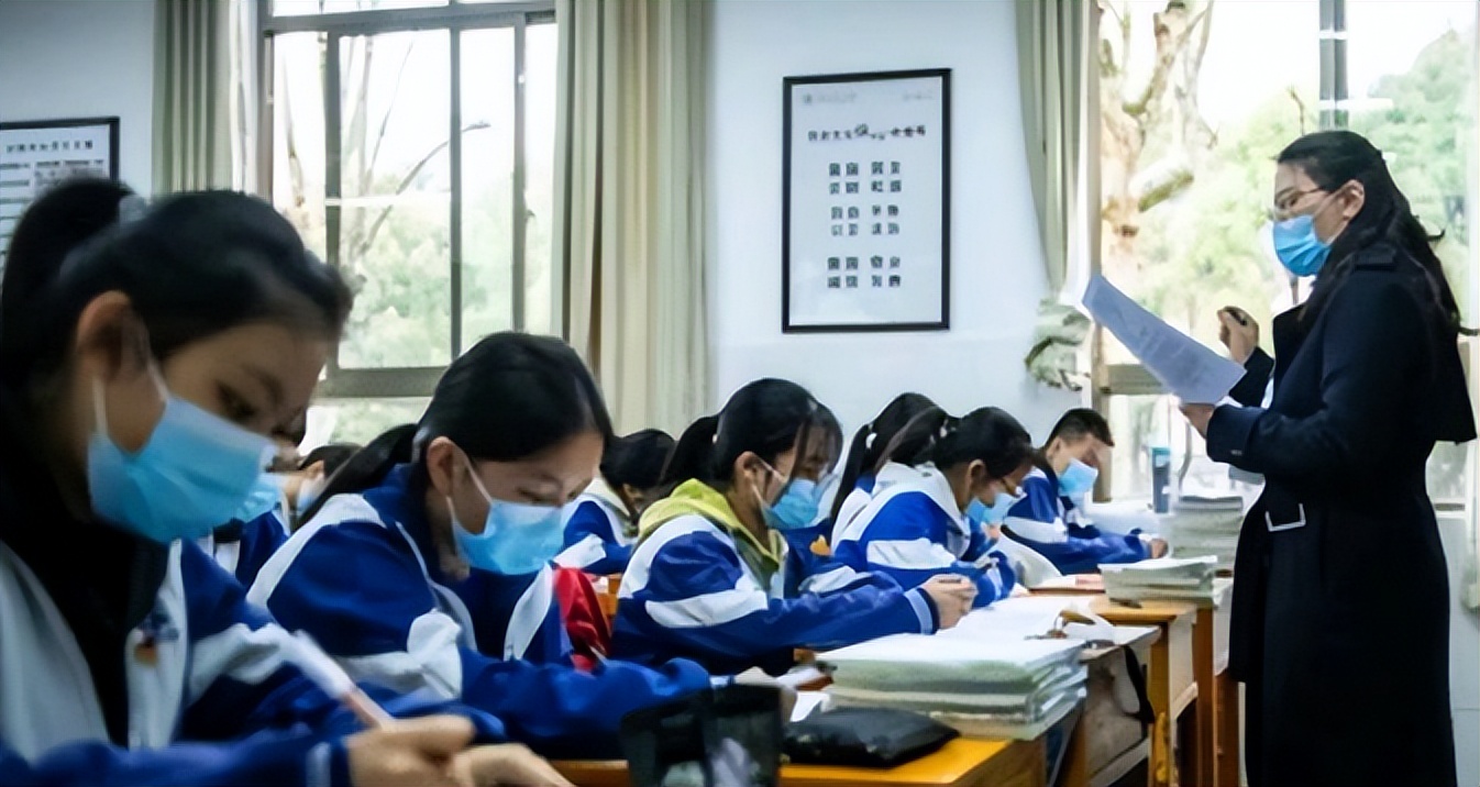 教师|有种整容叫“当老师”,前后对比差点认不出,网友:我本人没错了