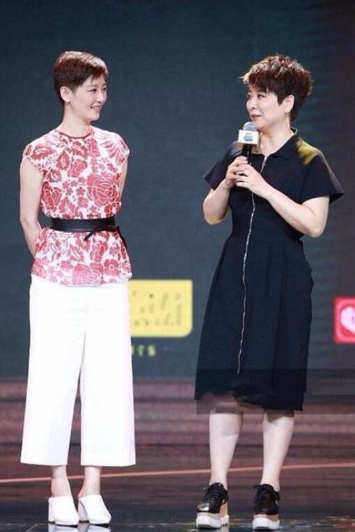 穿衣搭配 徐帆和陈小艺同样是短发气质却差很大,一个俗一个飒,穿搭很重要