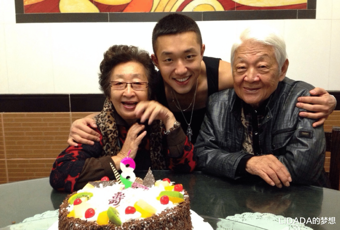 赵珈琪|赵珈琪:不顾老母亲彭玉反对,嫁摆摊丈夫生一子,恩爱几十年,演员儿子成骄傲