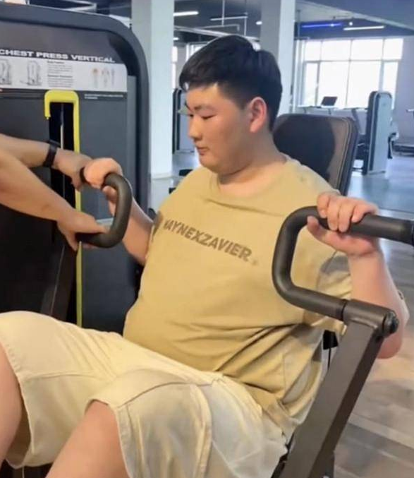 陈亚男|陈亚男健身被指模仿朱小伟,网友嘴上无德,这个女孩的路在何方?