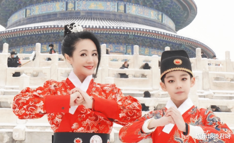 曹颖|曹颖纪念日晒全家福,11岁儿子成焦点,真不愧是童星里的颜值top