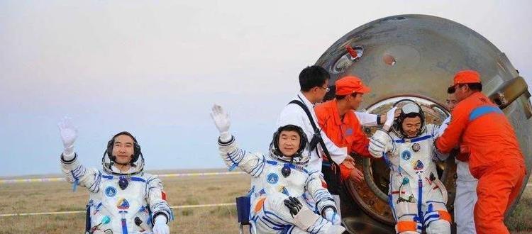 我国共13人上过太空,为何2位是航天英雄,其他是英雄航天员?