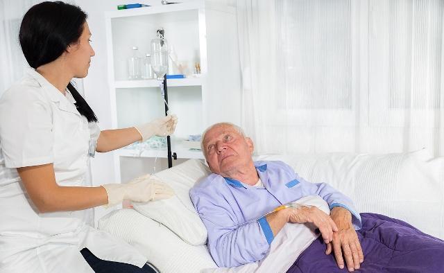 输液|输液管里的气泡进入体内会有什么后果?或许很多人搞错了