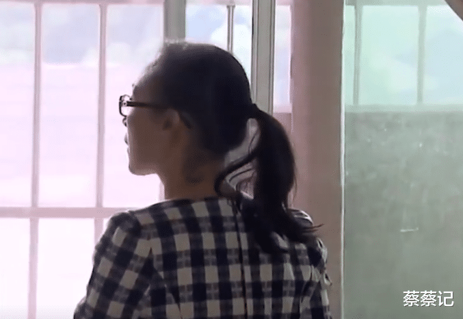 2020年,湖南一男子出轨当街被抓,妻子却不敢阻拦,直言:他太可怕