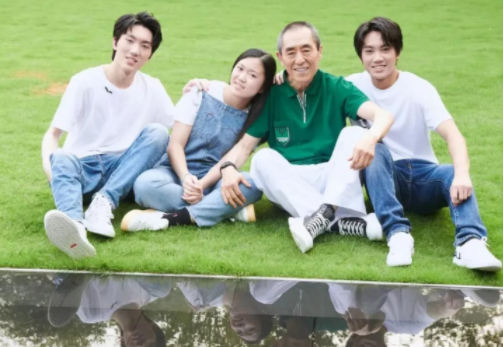 张艺谋|张艺谋一家五口出游太幸福,儿子帅气像妈妈,女儿颜值普通太像爸