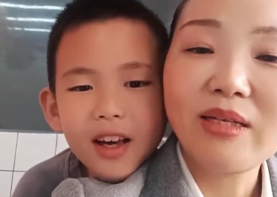 |四丫头晒儿子孙辉童年视频，脸上作画太搞笑，称其治愈一切不可爱