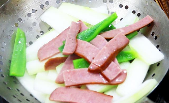 明日小满，饮食有讲究，“食2肉，吃3瓜2豆，忌2事”，整夏不受苦