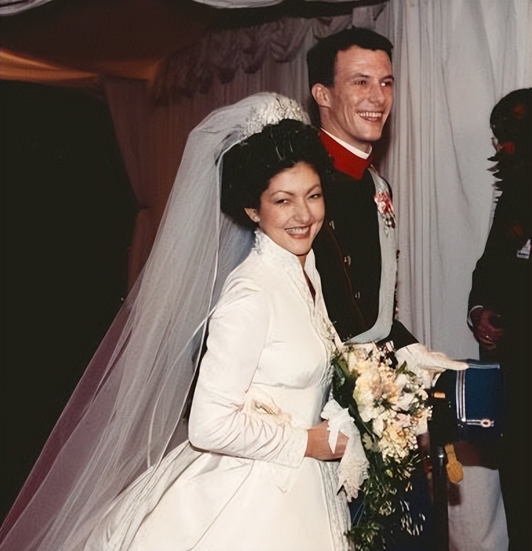 丹麦20岁华裔王子帅气亮相!有中国血统眉眼间太像文雅丽,确实帅