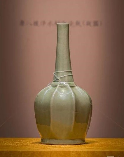 秘色瓷|千峰叠翠色,明月漾春水——唐法门寺出土秘色八棱净瓶