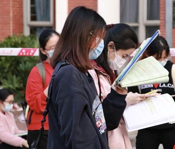 河南女大学生核酸呈“阳性”,学校瞬间炸锅了,感染原因叫人愤怒