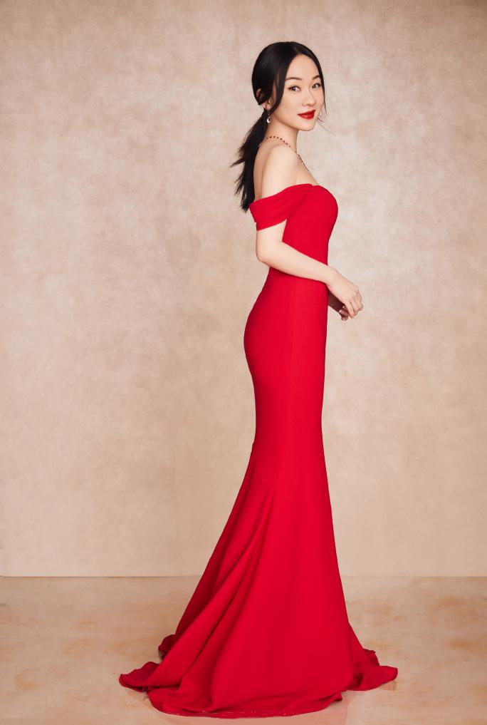 佟丽娅|红毯比拼佟丽娅真美，格纹拖尾裙子优雅俏皮，白色绣花裙难掩仙气