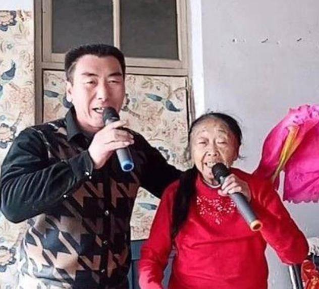 李玉成|相差32岁夫妻,女方85岁直播赚钱,男方被指消费利用妻子