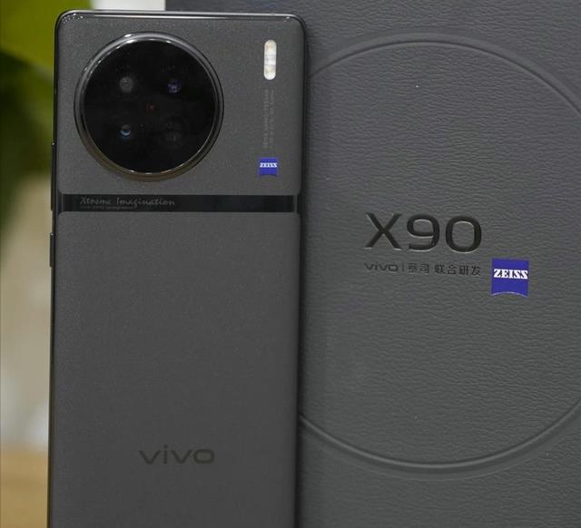 芯片|vivoX90真机上手图曝光，玻璃比素皮版质感更强，外观好看吗？