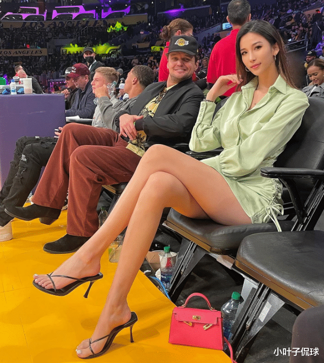 金·卡戴珊|侃爷带新欢看NBA,和金·卡戴珊一个模子,邂逅爆红华人美女球迷