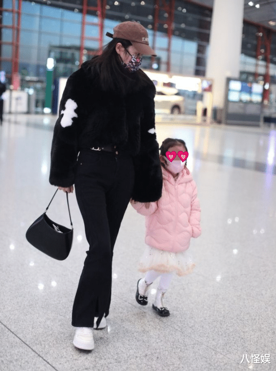 颖儿|颖儿母女现身机场，小月亮躲妈妈身后捉迷藏，露出大眼睛像爸爸