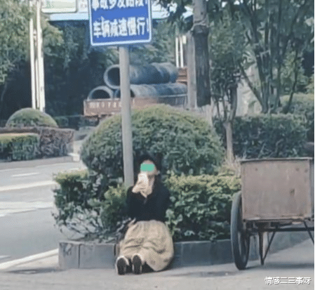 远嫁的女子收到哥哥发来的信息,坐在路边大哭:我没有爸爸妈妈了