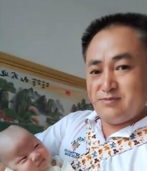 贵州40岁男子喜得儿子,还升级当爷爷,怀抱儿孙内心复杂:太忙了